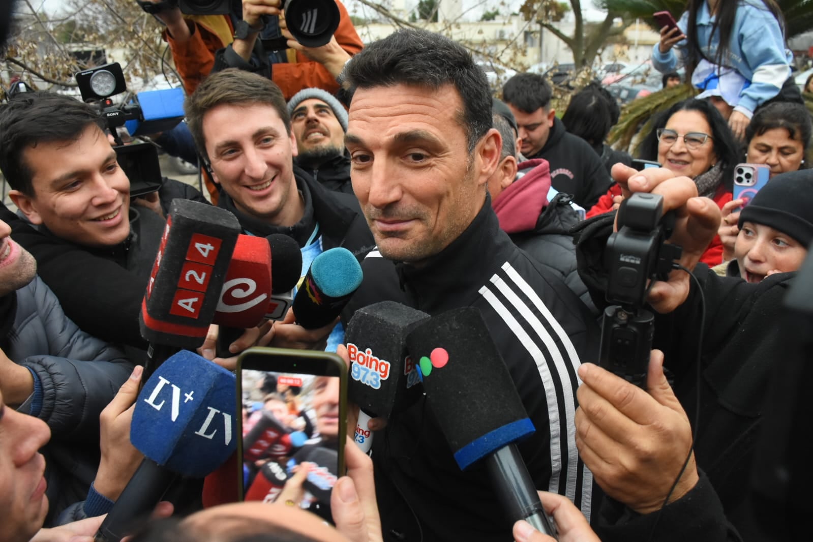 La llegada del conductor revolucionó al pueblo de Santa Fe (Créditos: Leo Galletto)