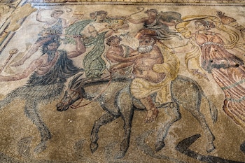 Detalle del panel figurativo compuesto por la cabecera que abre el Cortejo Dionisiaco en la sala Triabsidada de la villa romana de Noheda. (Castilla-La Mancha Turismo)