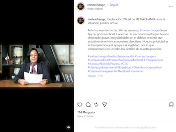 Nazareth Rodríguez, socia de Metaxchange, sentada en un escritorio, hablando y sosteniendo un papel, con una bandera mexicana y estanterías detrás