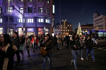 FOTO DE ARCHIVO: Persons caminando