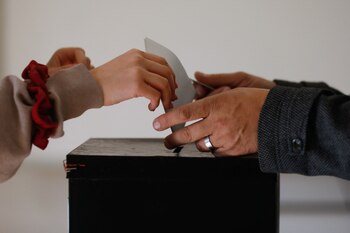 Una persona emite su voto en un colegio electoral durante las elecciones generales en Oporto, Portugal. REUTERS/Pedro Nunes