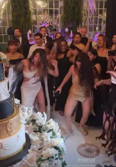 Karen Dejo sorprendió a su hija en sus 15 años con un regalo especial y le dedicó una canción en vivo. Captura: IG @karendejoy.