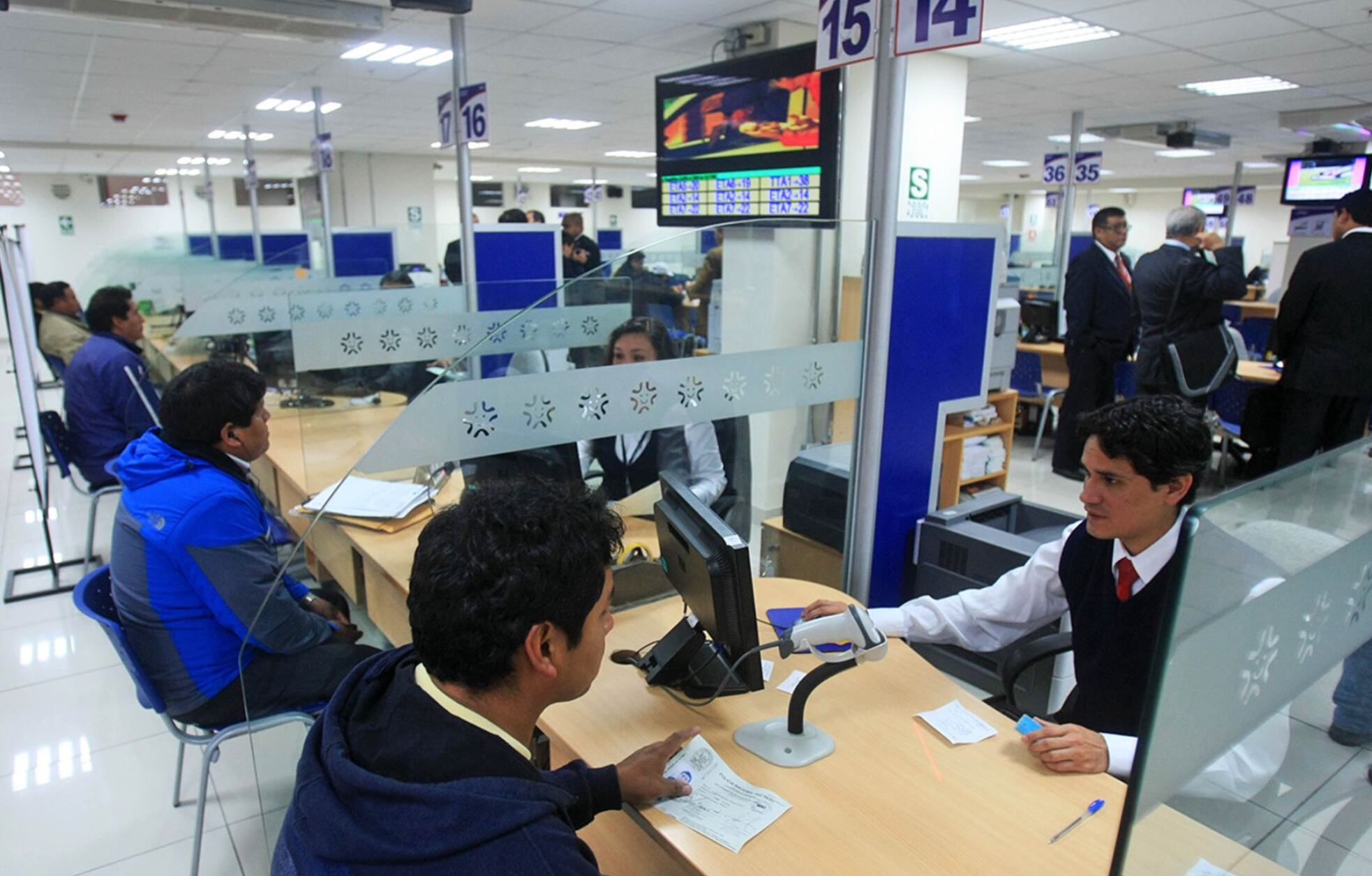 Trabajadores CAS tendrían derechos laborables como la CTS y gratificación, pero si se aprueba primero en el Pleno y se promulgar la medida. - Crédito Andina