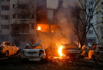 Daños causados en un edificio y varios vehículos tras un ataque combinado contra una zona residencial en Kiev, Ucrania, el 6 de julio de 2026. EFE/EPA/SERGEY DOLZHENKO