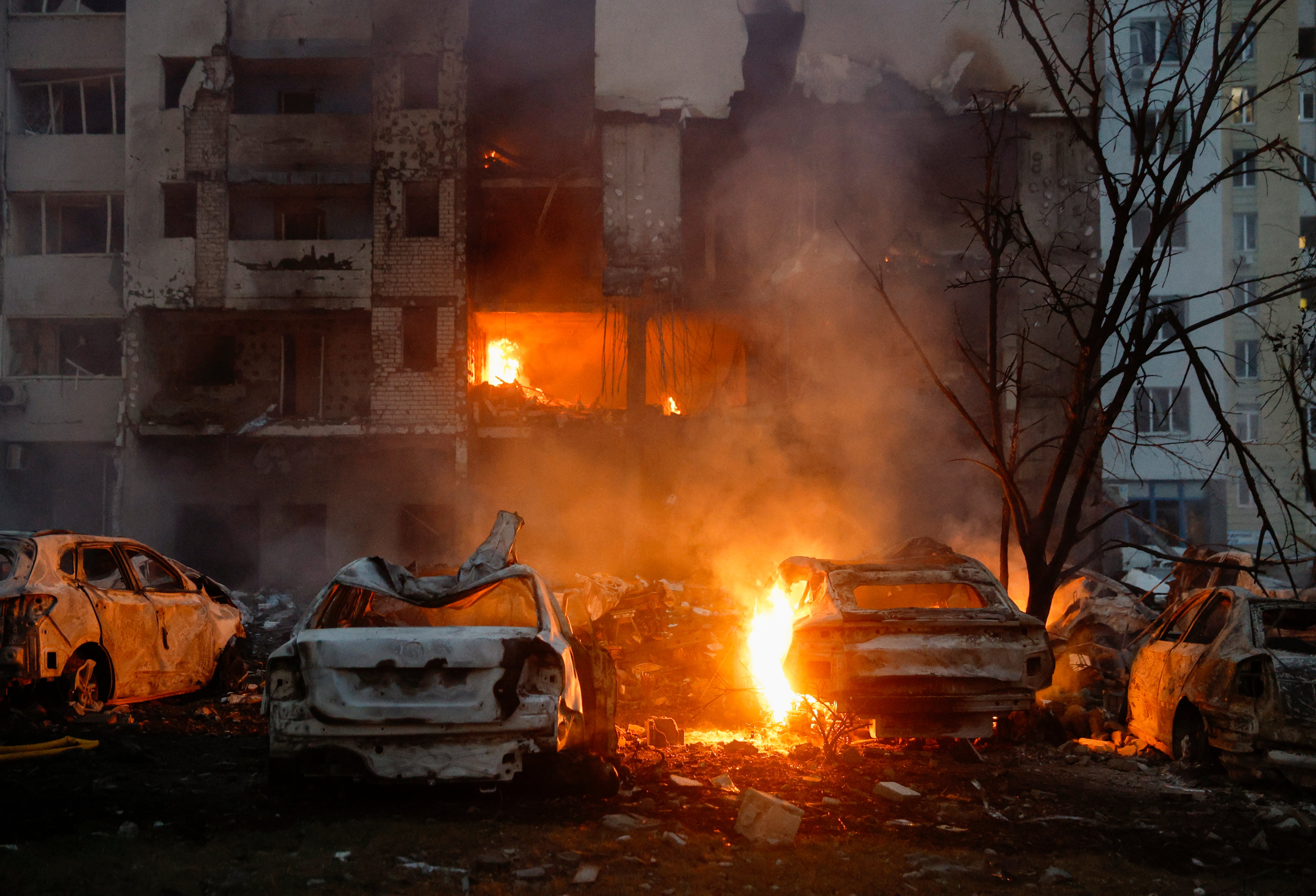 Daños causados en un edificio y varios vehículos tras un ataque combinado contra una zona residencial en Kiev, Ucrania, el 6 de julio de 2026. EFE/EPA/SERGEY DOLZHENKO