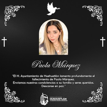 Tarjeta de pésame en fondo negro. Presenta una foto de Paola Márquez, detalles florales blancos, una paloma, cruces y el logo de Huehuetlán