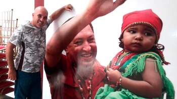 Jerry Ostos ante un mural