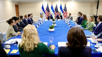 Una misión encabezada por el funcionario Caleb Orr fue recibida por la encargada de Negocios Naomi Fellows, en un esfuerzo por dinamizar el intercambio comercial y explorar avances tecnológicos y de infraestructura digital (Foto cortesía Embajada de Estados Unidos)