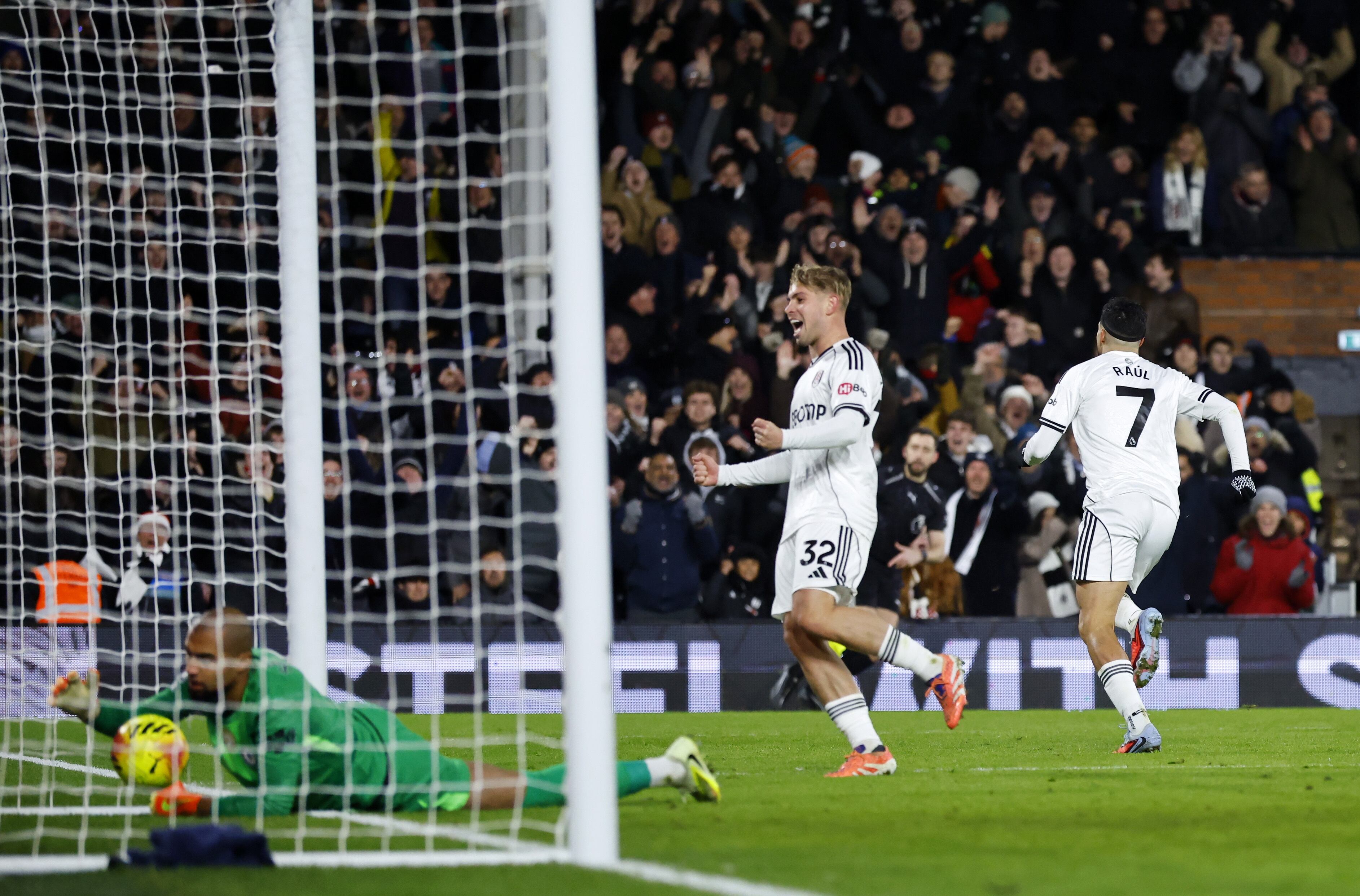 El delantero del Fulham Raul Jimenez (d) celebra el 1-0 durante el partido de la Premier League que han jugado Fulham FC y Chelsea FC, en Londres, Reino Unido. EFE/EPA/TOLGA AKMEN