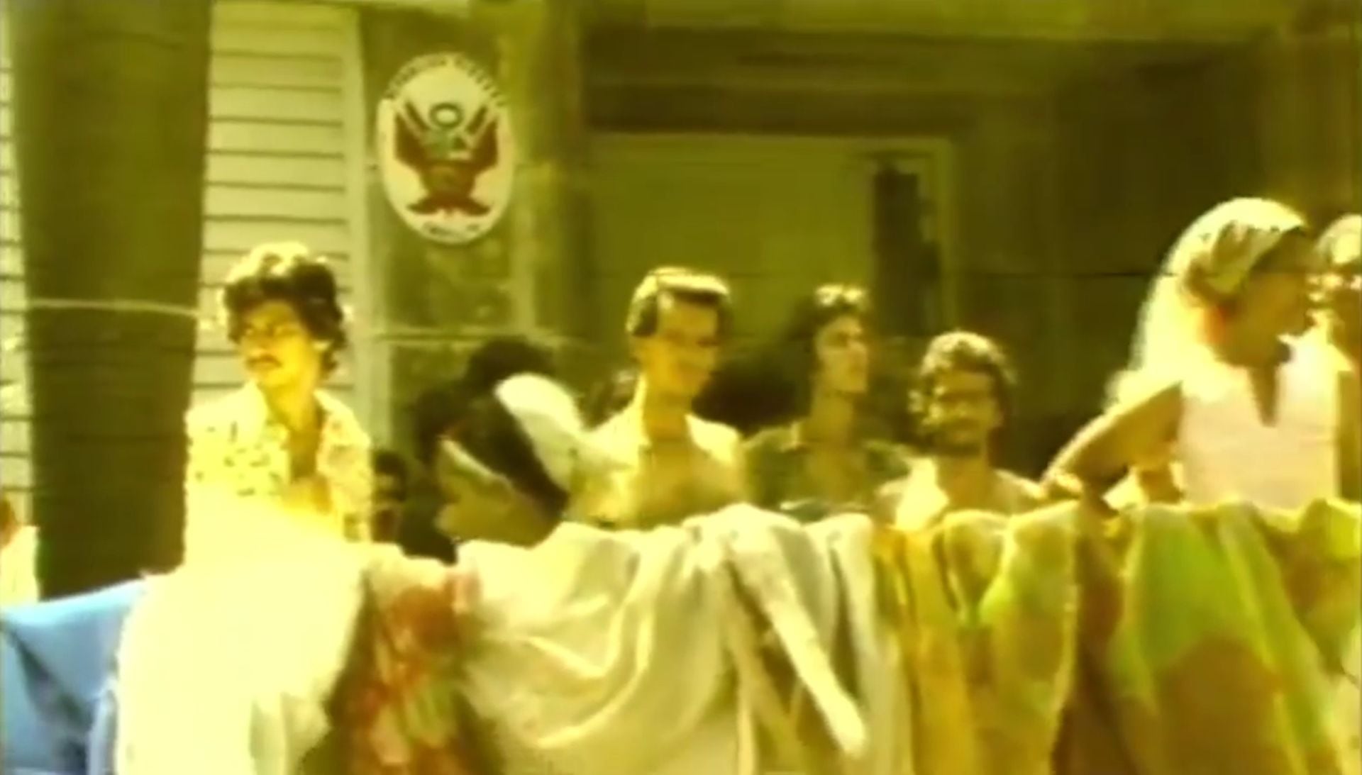 Un incidente en la embajada del Perú en La Habana escaló rápidamente hasta convertirse en una crisis diplomática que terminó provocando la salida de miles de cubanos hacia Estados Unidos. (Captura: YouTube / Yasevids)