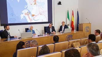 Expertos de Algeciras, Colombia y Panamá conocen la experiencia en electrificación del Puerto de Cádiz