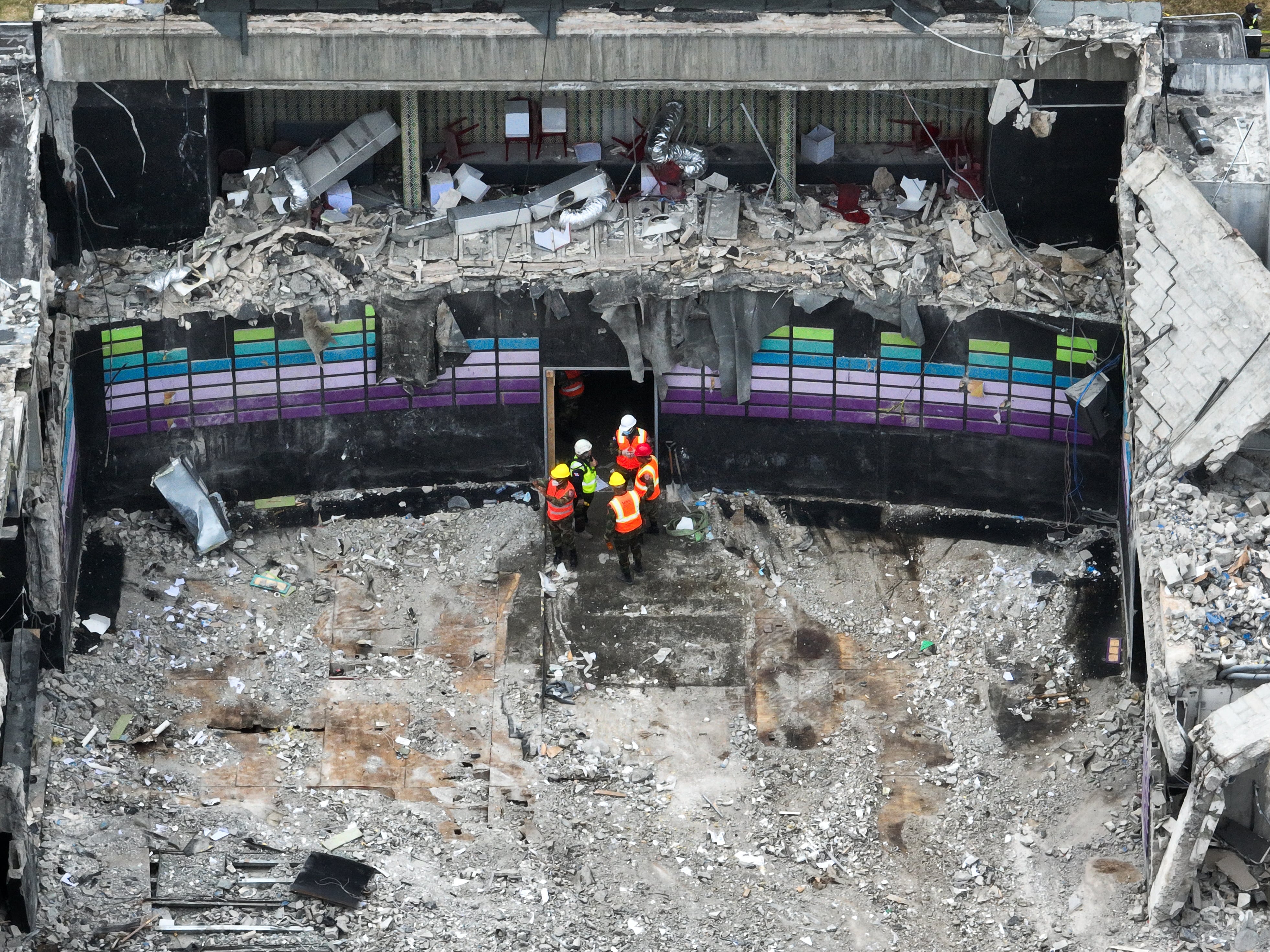 Una vista desde un dron muestra al personal de emergencia en el sitio del colapsado club nocturno Jet Set, en Santo Domingo, República Dominicana, el 10 de abril de 2025. (REUTERS/Ricardo Arduengo)