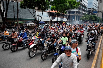 Simpatizantes del chavismo participan en una caravana motorizada en Caracas (Venezuela). EFE/Rayner Peña R.