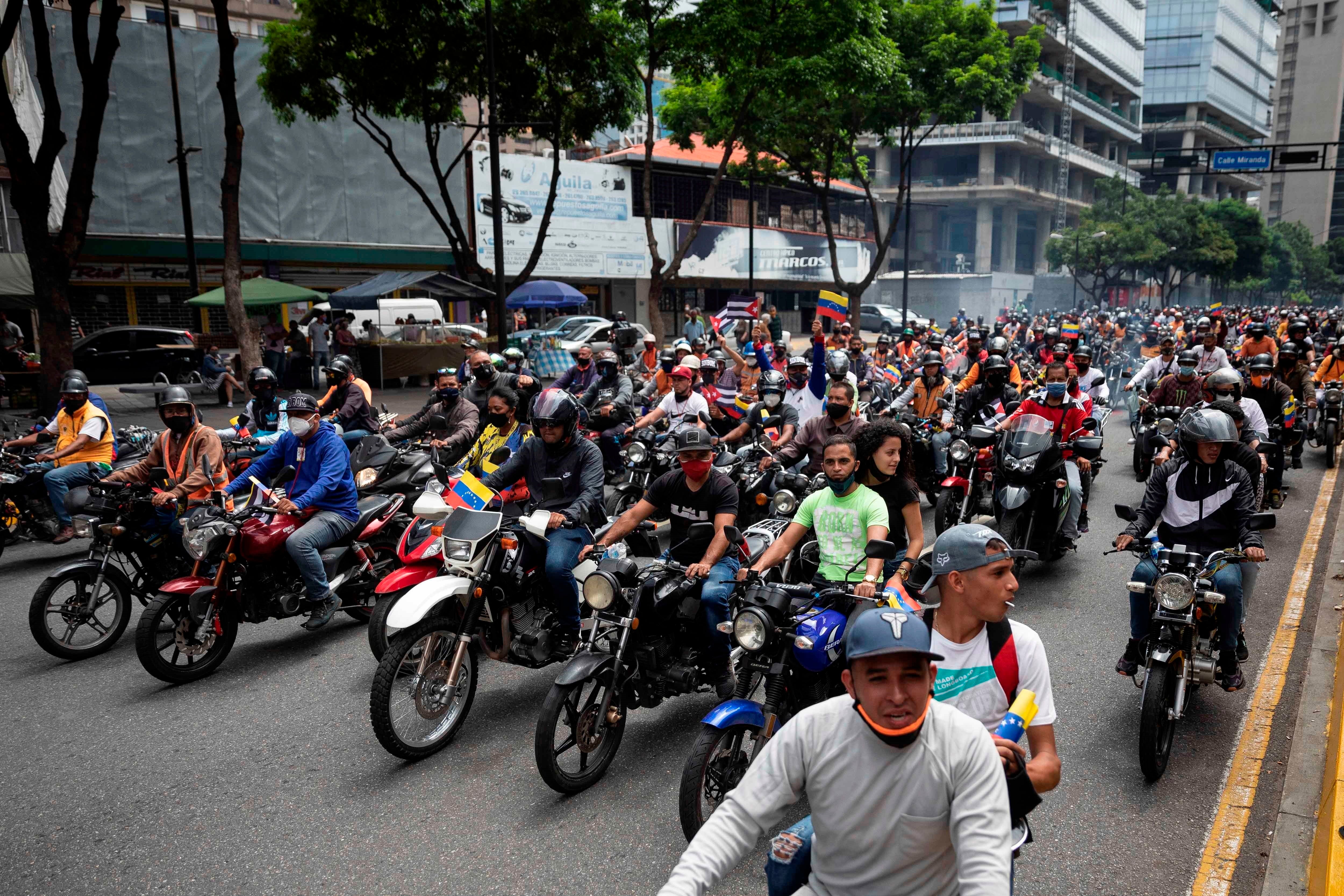 Simpatizantes del chavismo participan en una caravana motorizada en Caracas (Venezuela). EFE/Rayner Peña R.