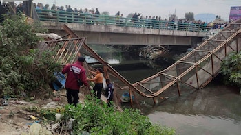 Puente peatonal colapsa en EDOMEX