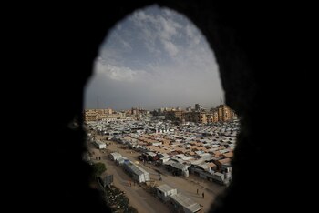 Palestinos desplazados por la ofensiva