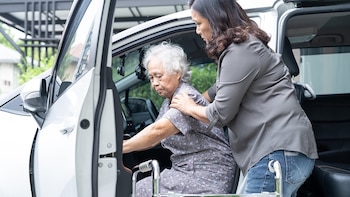 Personas viven más tiempo, pero pasan más años con enfermedades y discapacidades