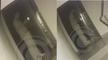 Dos capturas de video de seguridad donde una persona de pie frente a una puerta ilumina la cerradura con la pantalla de un teléfono celular