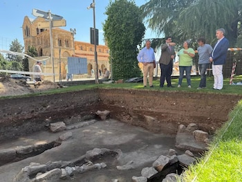 La visita del alcalde de Ávila, Jesús Manuel Sánchez Cabrera, a los trabajos de excavación. (Ayto Ávila/ Europa Press)
