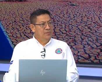 El subdirector de Protección Civil, Fermín Pérez, detalla las medidas preventivas ante la alerta roja nacional por la crisis de sequía que afecta a El Salvador (Cortesía: Diálogo 21).