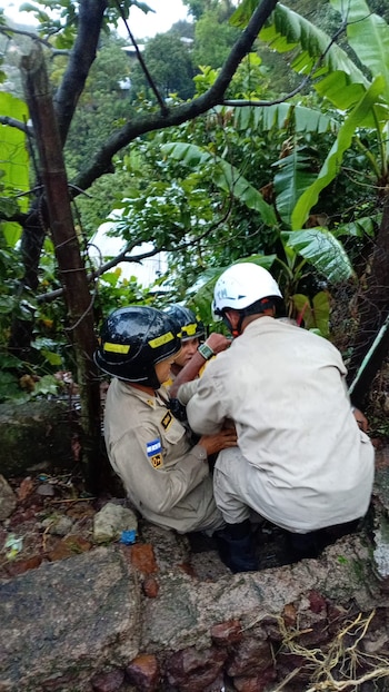 Los rescatistas realizaron labores de búsqueda y rescate entre los restos de las estructuras que se desplomaron. (Foto: Cuerpo de Bomberos)