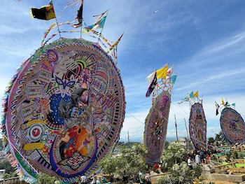 Los barriletes gigantes se elevan en Sumpango y Santiago Sacatepéquez cada 1 de noviembre para conmemorar el Día de Todos los Santos.