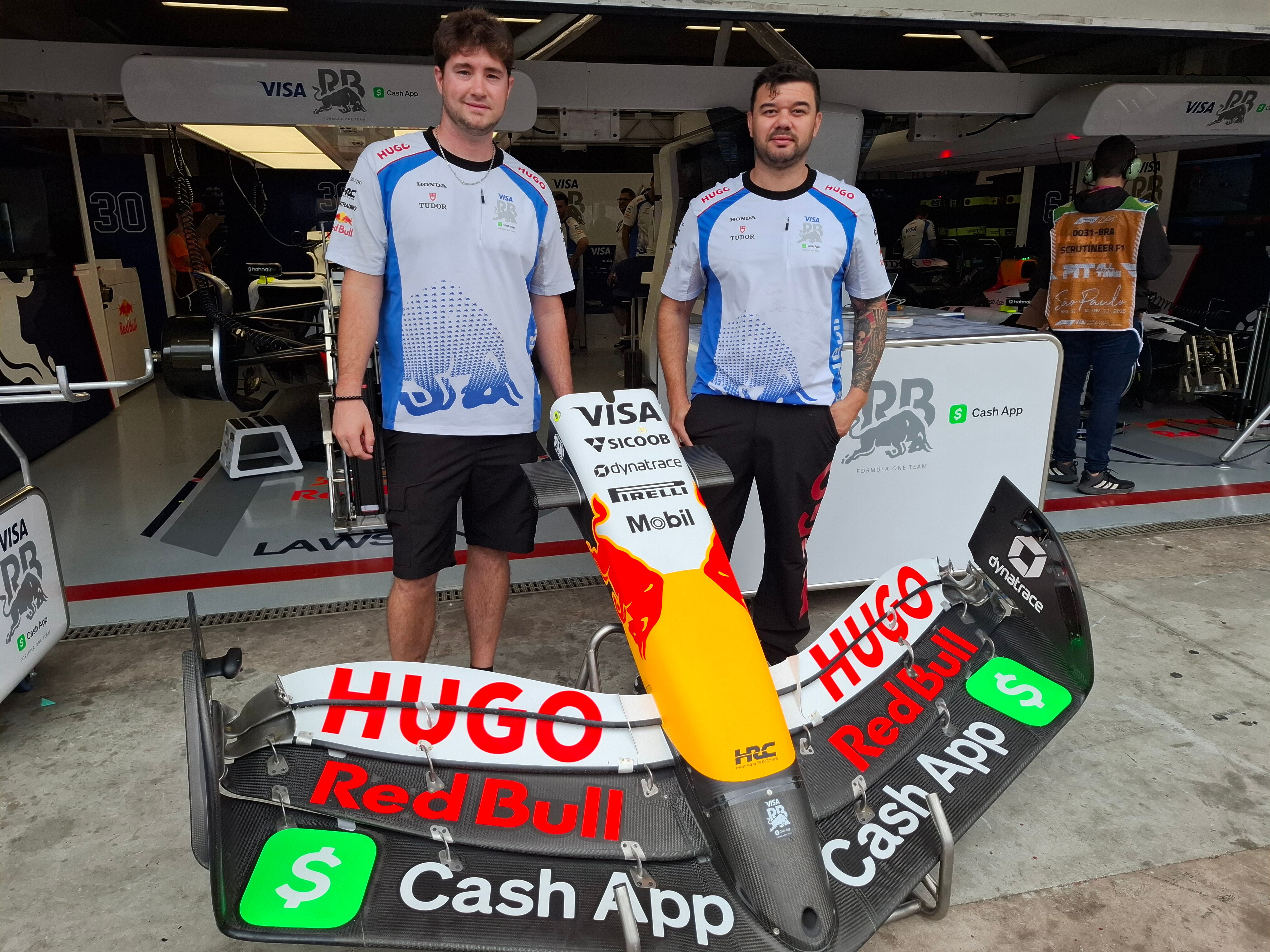 Gregorio Mandrini (izquierda) y Nicolás Bianco (derecha), posan para Infobae en los boxes de Interlagos