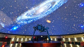 安排自己的时间:一场新的沉浸式表演抵达波哥大天文馆,一位不寻常的旅行者