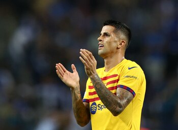 João Cancelo se adaptó muy rápido al esquema del FC Barcelona y es una pieza clave en el equipo de Xavi (REUTERS/Pedro Nunes)