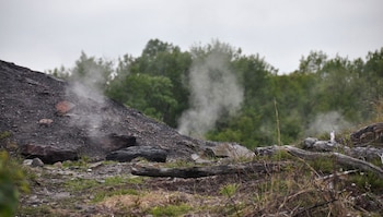 Grietas en el asfalto dejan escapar vapor, evidencia visible de la actividad subterránea que persiste en Centralia