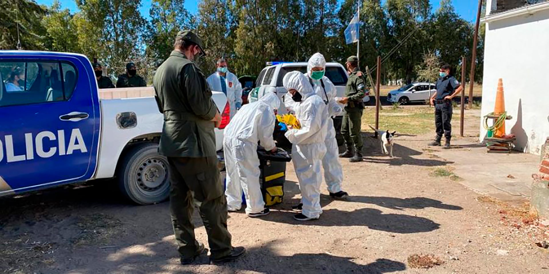Un grupo de peritos trabajando en el puesto policial de Teniente Origone, donde la médica imputada halló la piedra turmalina