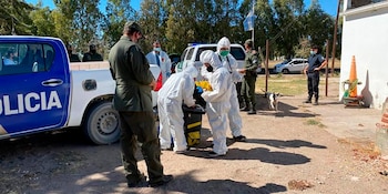 Un grupo de peritos trabajando en el puesto policial de Teniente Origone, donde la médica imputada halló la piedra turmalina