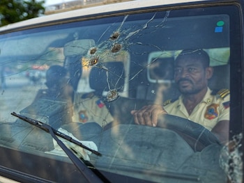 17/02/2026 17 February 2026, Haiti, Port-au-Prince: Bullet holes from gang gunfire on the windshield of a police vehicle in Port-au-Prince, the capital of Haiti, as the country, plunged into a major humanitarian crisis, is at the mercy of gangs. Photo: David Allignon/ZUMA Press Wire/dpa
POLITICA INTERNACIONAL
David Allignon/ZUMA Press Wire/d / DPA