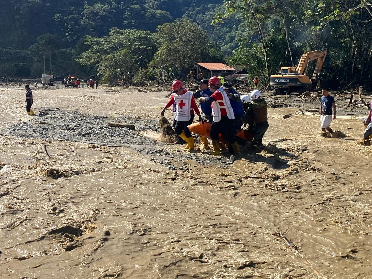 Los equipos de rescate siguen trabajando en la zona cera.