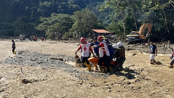 Aluvión en Ecuador: ya son seis los muertos, mientras continúa la búsqueda de la gobernadora desaparecida