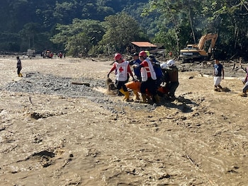 Los equipos de rescate siguen trabajando en la zona cera.