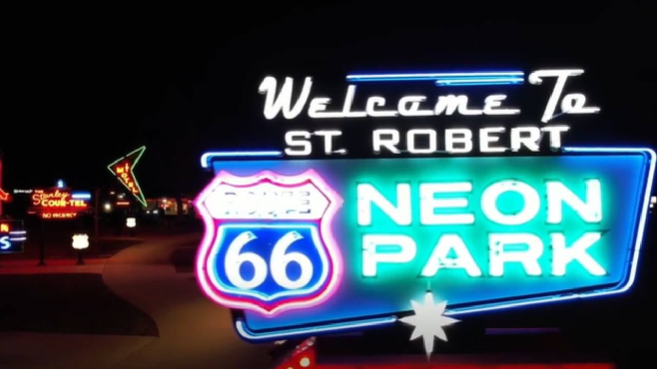 El Parque de Neón de St. Robert brilla intensamente de noche, mostrando un icónico letrero de la Ruta 66 y otros elementos luminosos que rinden homenaje a la historia de la carretera. (AP)