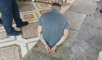 El ciudadano tico detenido porque presuntamente había amenazado a su pareja con un cuchillo y un arma de fuego. (PN)