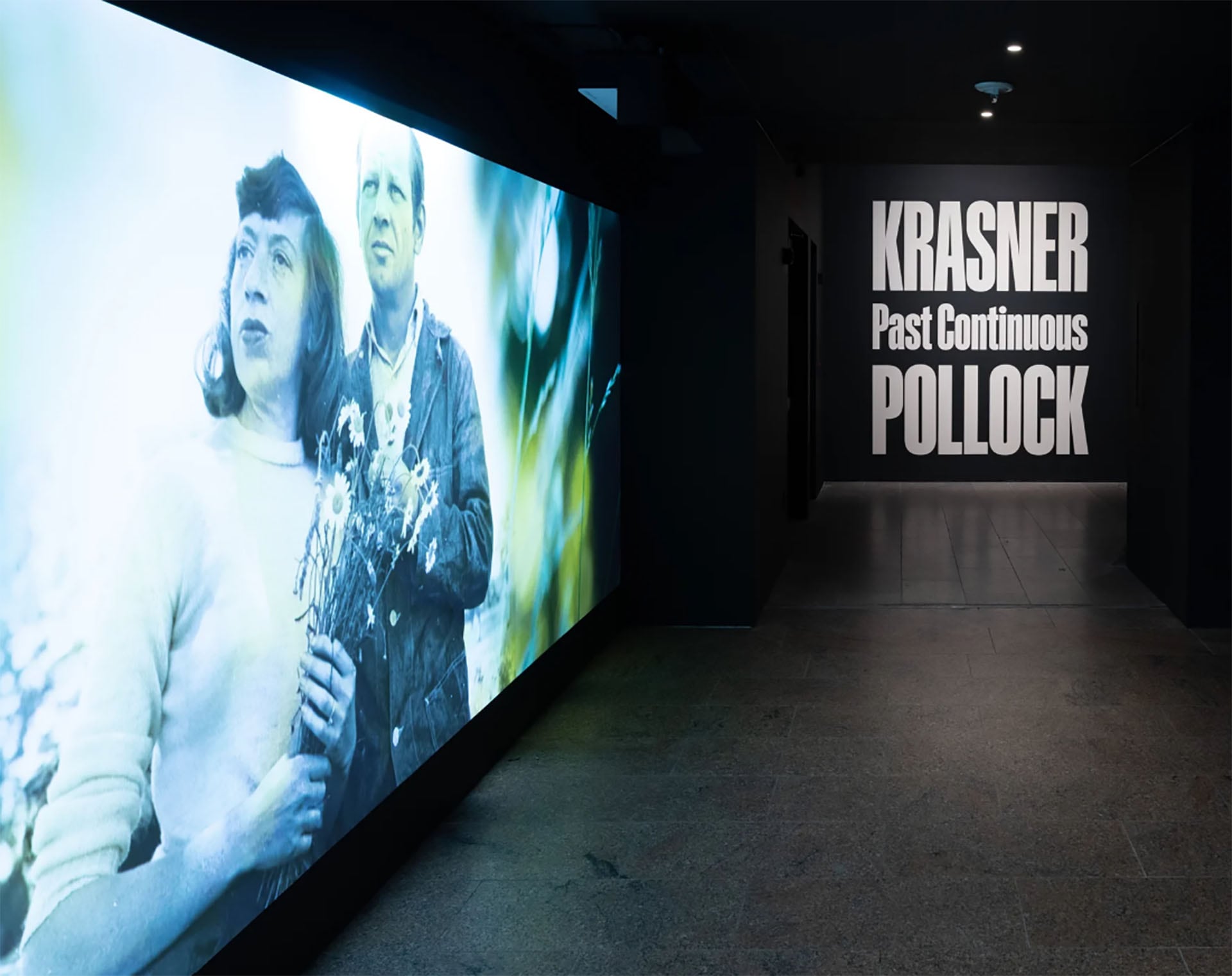 La exposición Krasner and Pollock: Past Continuous exhibe una imagen de gran formato de Lee Krasner y Jackson Pollock en el Museo Metropolitano de Arte.
