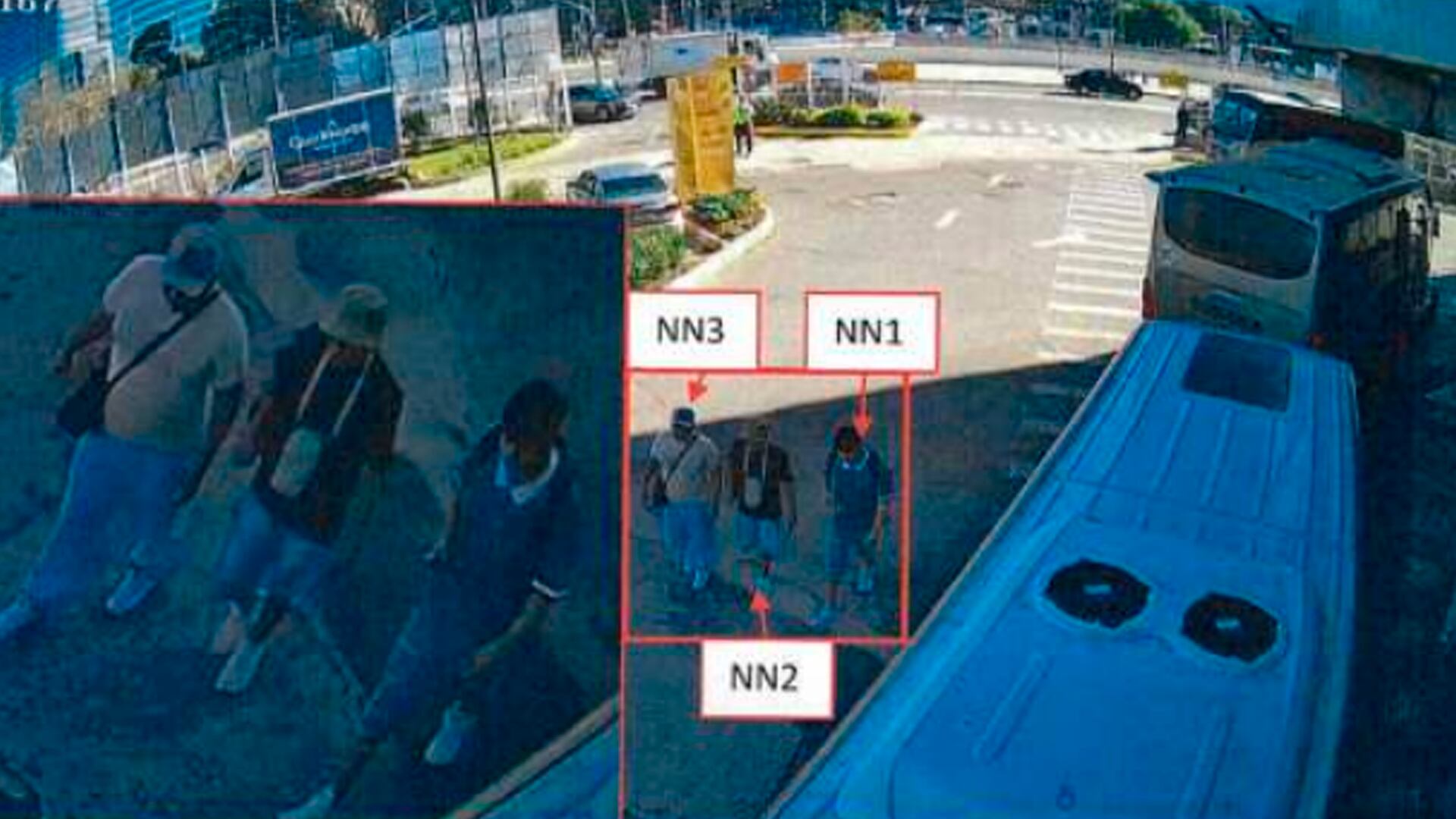 Pequeño J y sus acompañantes al ingresar a la terminal de Buquebus en Puerto Madero