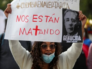 Un manifestante sostiene una pancarta