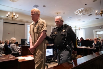 Un agente escolta al abogado Alex Murdaugh (Andrew J. Whitaker/The Post And Courier vía AP, Pool)