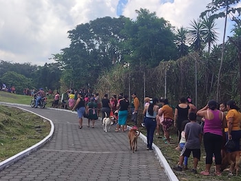 Algunos vecinos no evacuaron por la inseguridad, la costumbre de convivir con la actividad volcánica o la fe en permanecer a salvo.