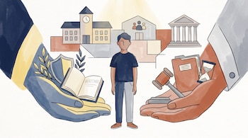 Adolescente central. Mano izquierda con escudo, ramas de olivo, libro 'DERECHOS'. Mano derecha con martillo de juez, expediente, reloj de arena. Fondo: escuela, centro, juzgado.