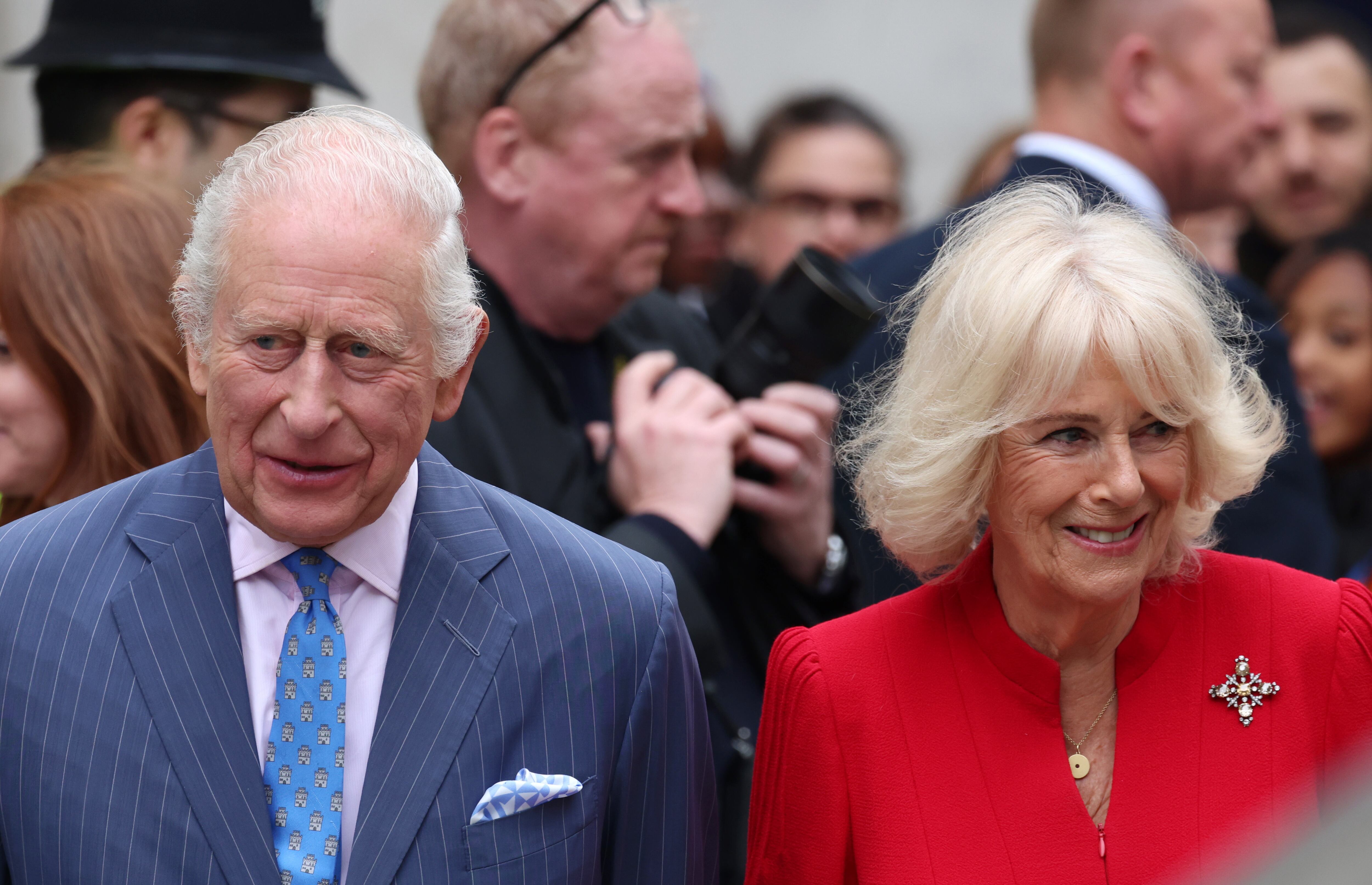 El rey Carlos III y la reina Camila del Reino Unido abandonan la National Gallery de Londres (EFE/EPA/ANDY RAIN)