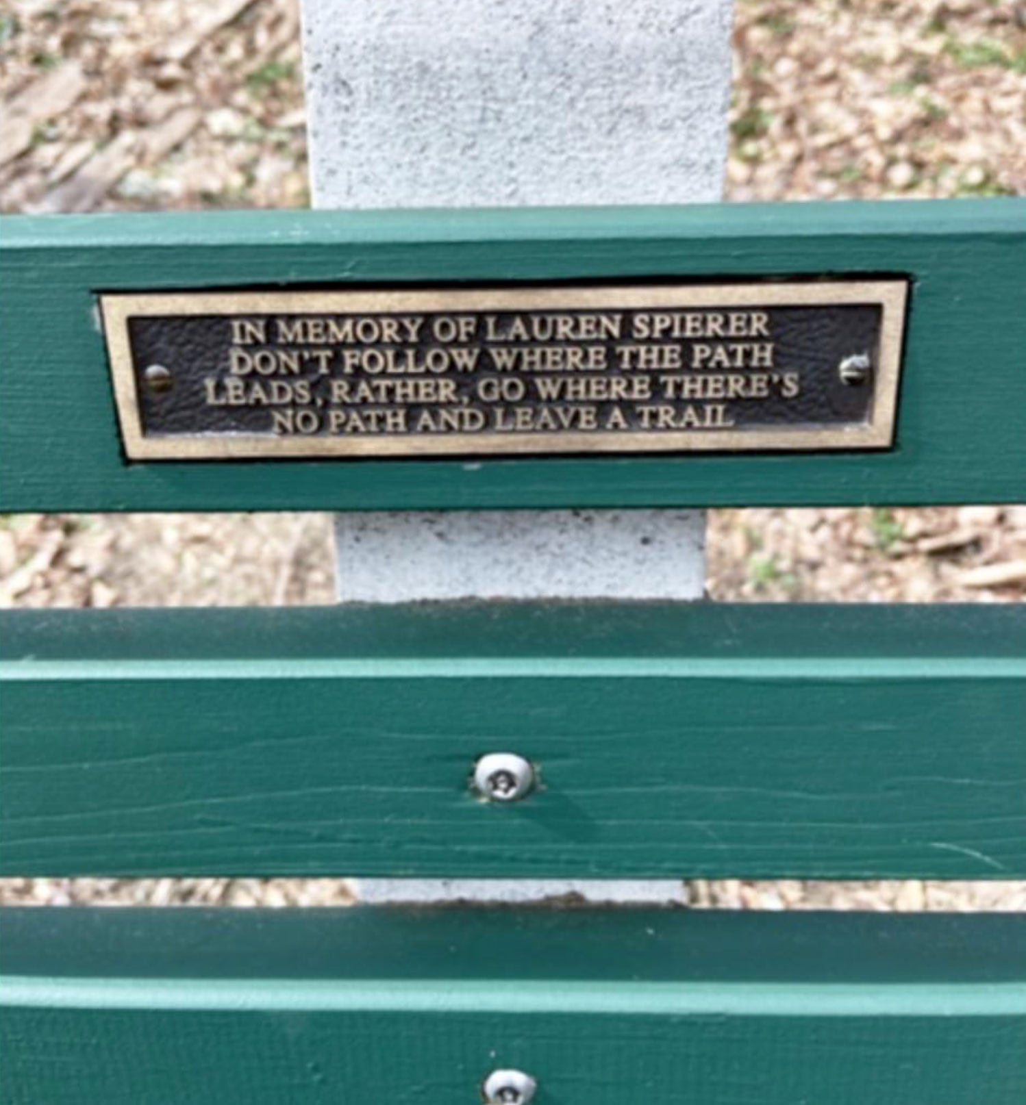 Un banco de plaza que la recuerda: