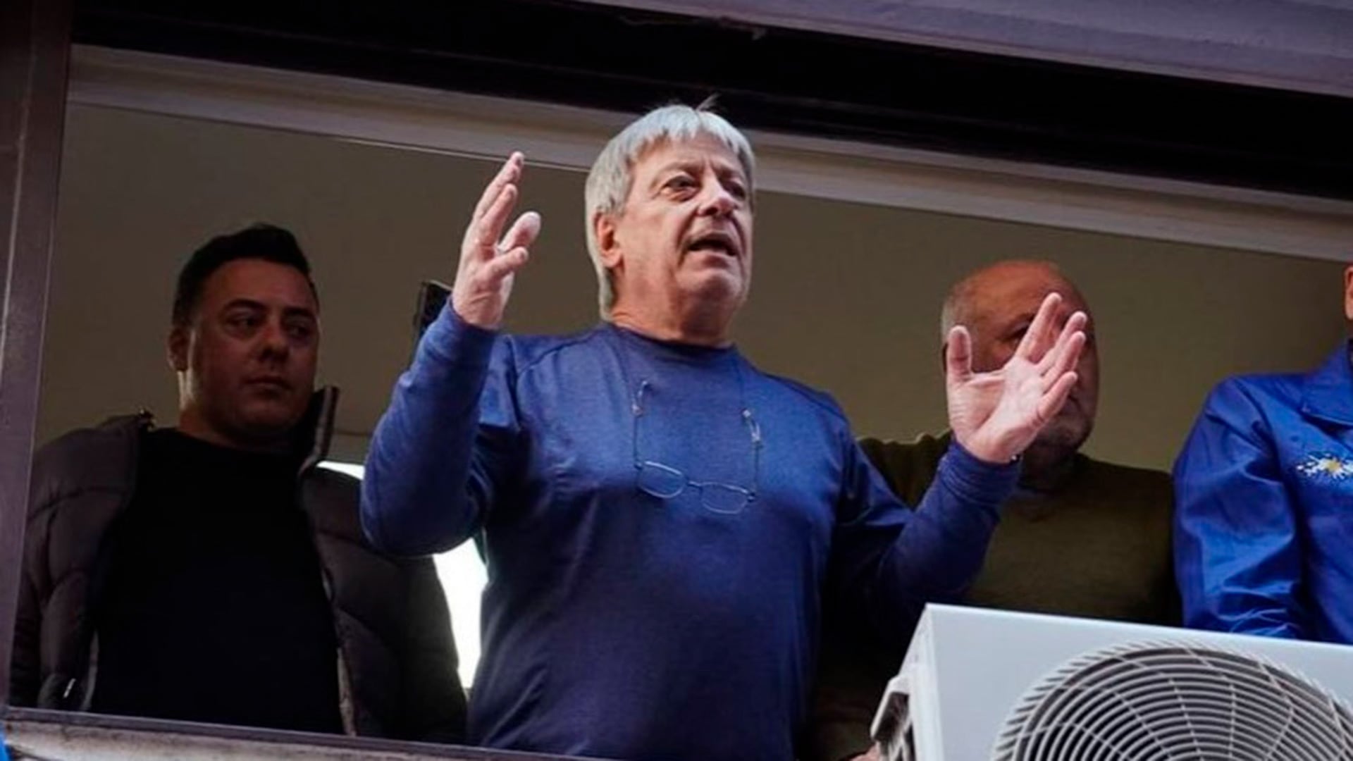 Abel Furlán, titular de la Unión Obrera Metalúrgica, realiza un gesto con las manos alzadas mientras habla en un acto.
