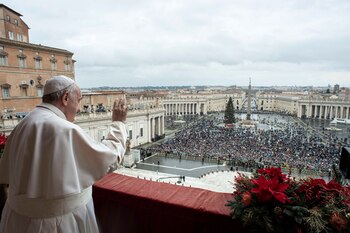 El Papa Francisco entrega su