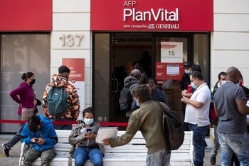 Un grupo de personas hace fila en la sucursal de una Administradora de Fondos de Pensiones (AFP) para hacer un retiro de pensiones, en una fotografía de archivo. EFE/Alberto Valdés