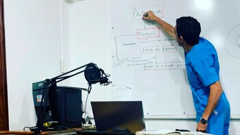 Julio Adad hoy da clases